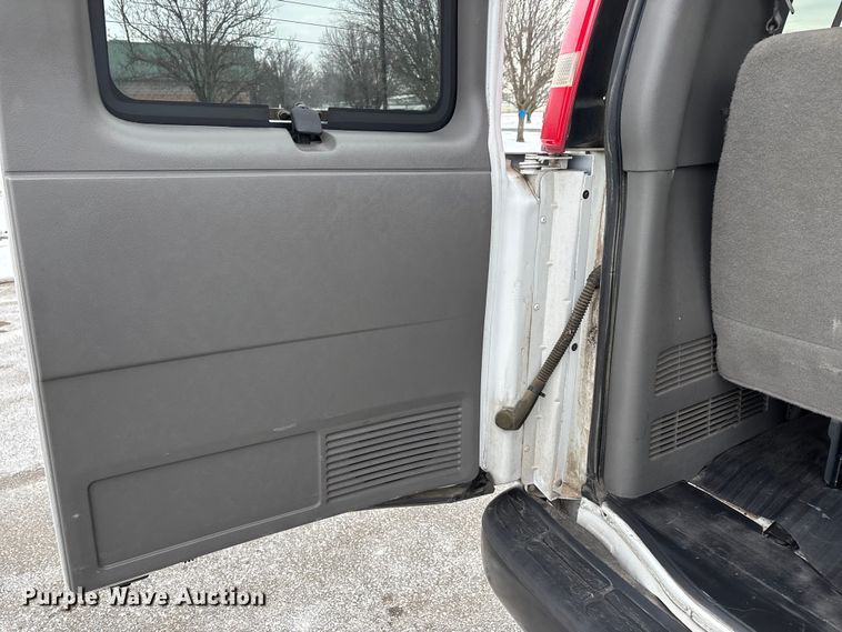 image for item DW7465 2016 Chevrolet Express 3500 van