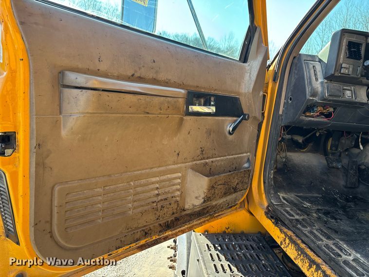 image for item DW7498 2002 GMC C8500 dump truck