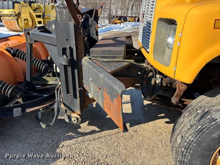 image for item DW7499 2001 GMC C8500 dump truck
