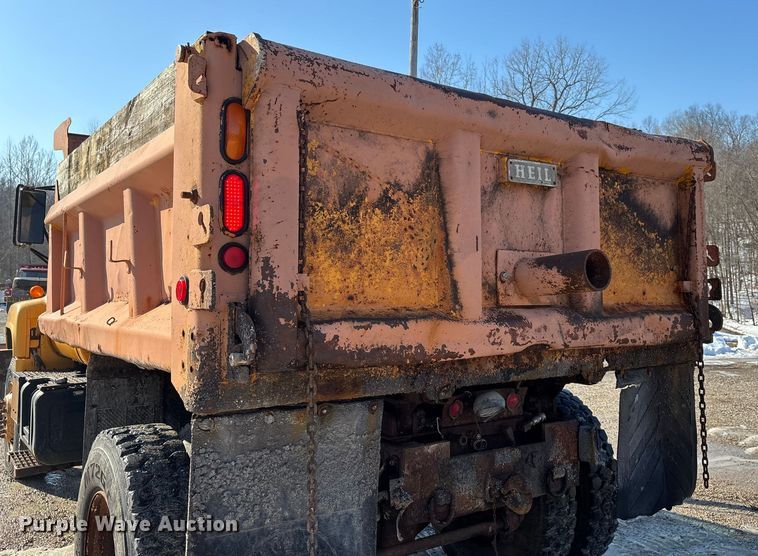 image for item DW7499 2001 GMC C8500 dump truck