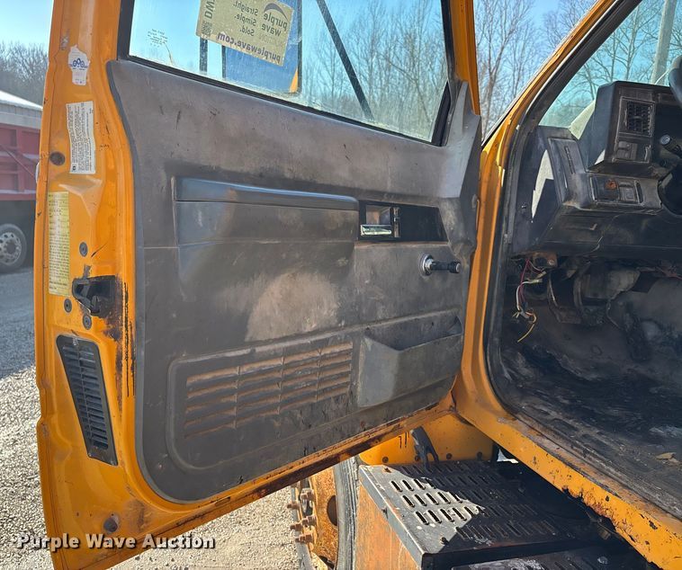 image for item DW7499 2001 GMC C8500 dump truck