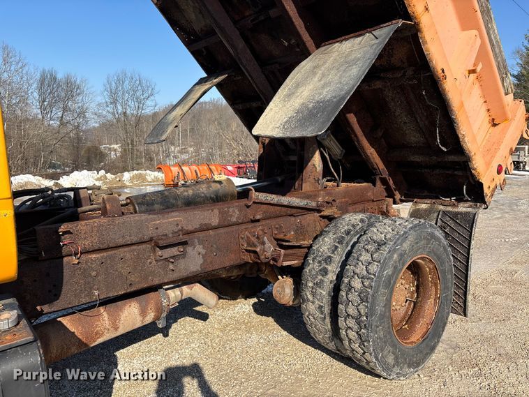 image for item DW7499 2001 GMC C8500 dump truck