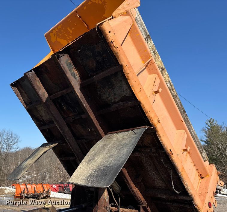 image for item DW7499 2001 GMC C8500 dump truck