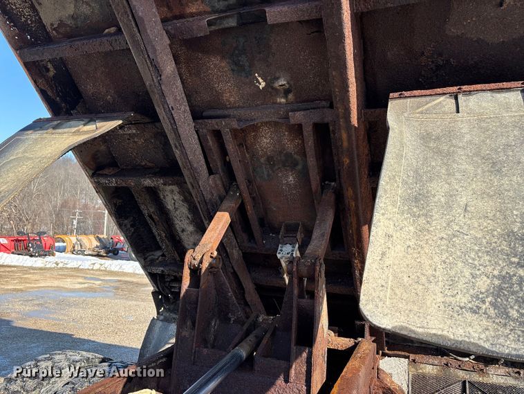 image for item DW7499 2001 GMC C8500 dump truck