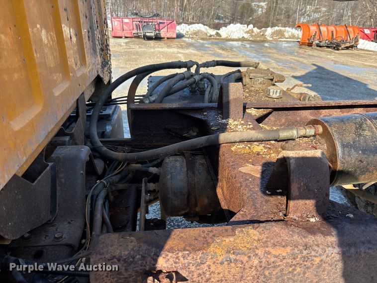 image for item DW7499 2001 GMC C8500 dump truck