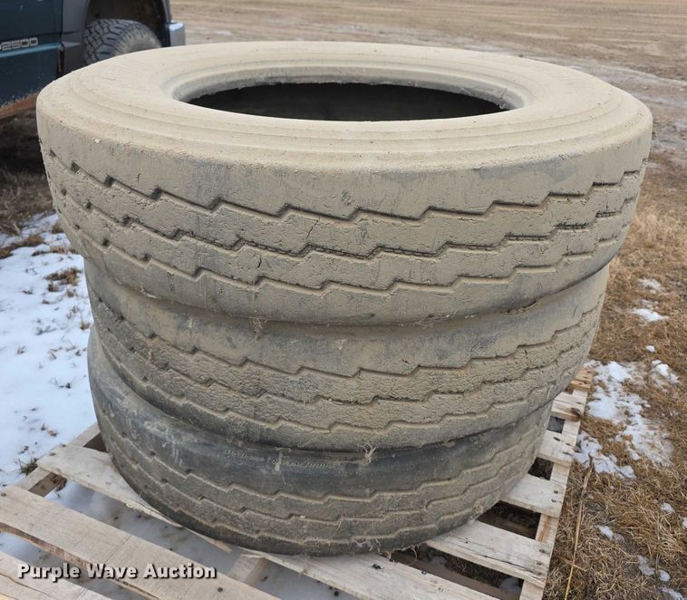 image for item DZ3814 (3) Bridgestone 285/75R24.5 tires