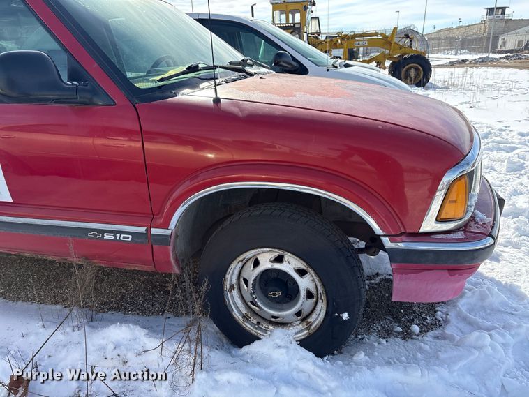 image for item DZ4276 1994 Chevrolet S10 pickup truck