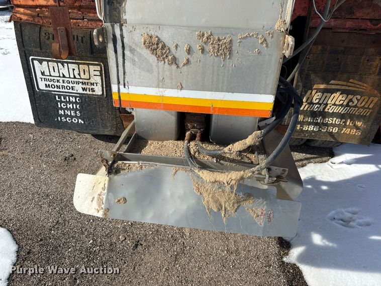 image for item DZ4284 1999 International 4900 dump truck