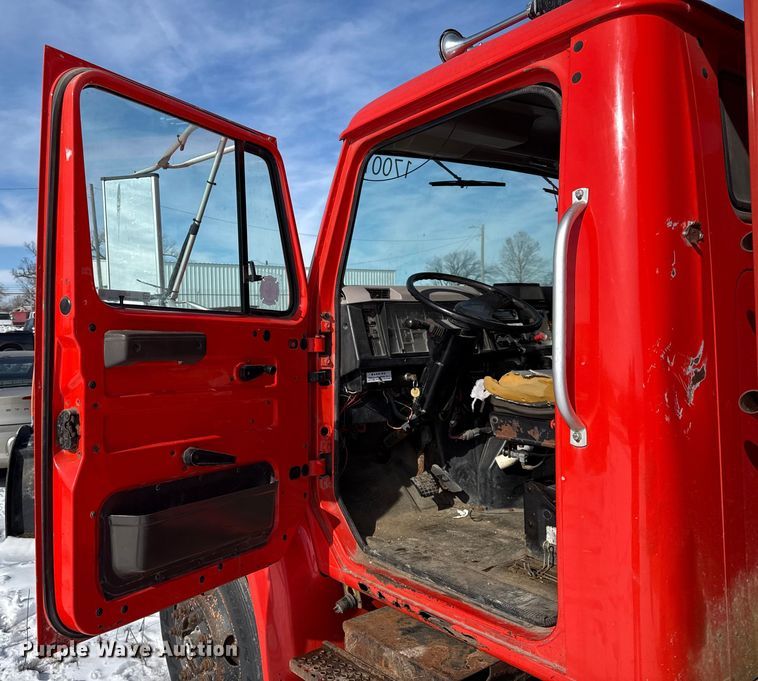 image for item DZ4284 1999 International 4900 dump truck