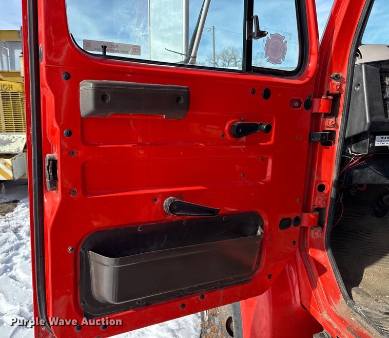 image for item DZ4284 1999 International 4900 dump truck