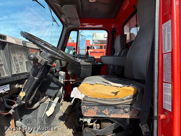 image for item DZ4284 1999 International 4900 dump truck