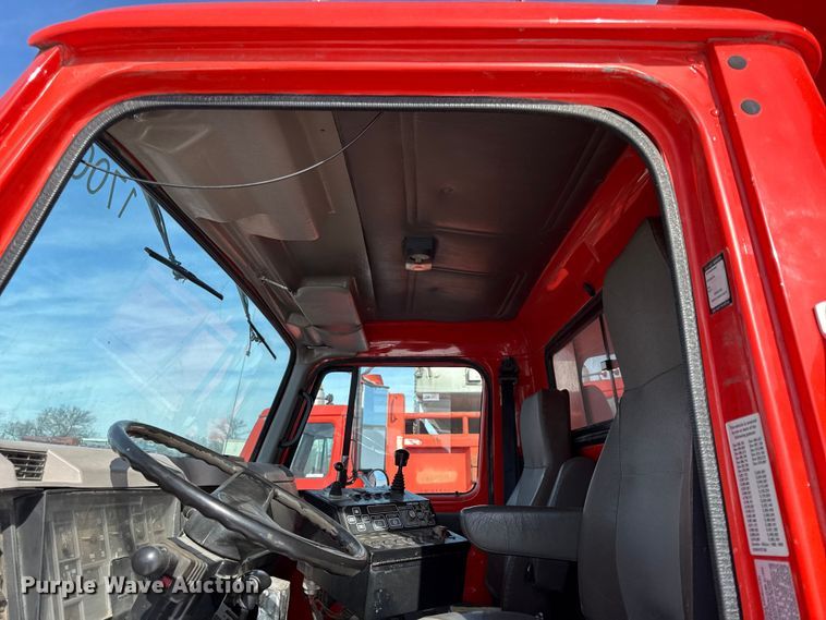 image for item DZ4284 1999 International 4900 dump truck