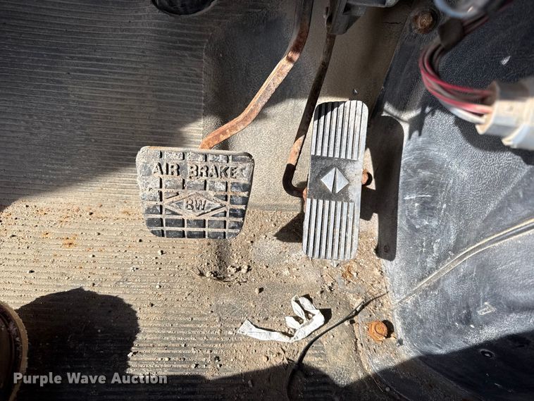 image for item DZ4284 1999 International 4900 dump truck