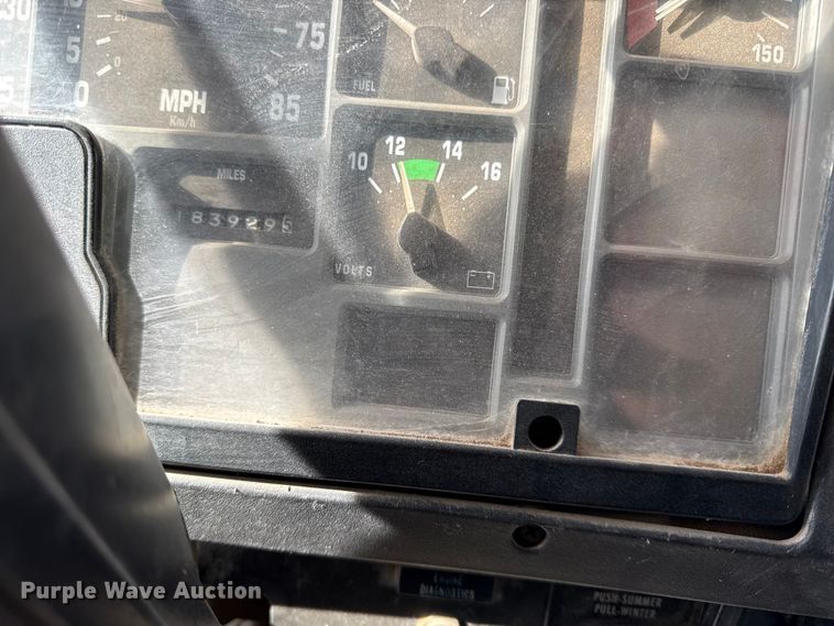 image for item DZ4284 1999 International 4900 dump truck