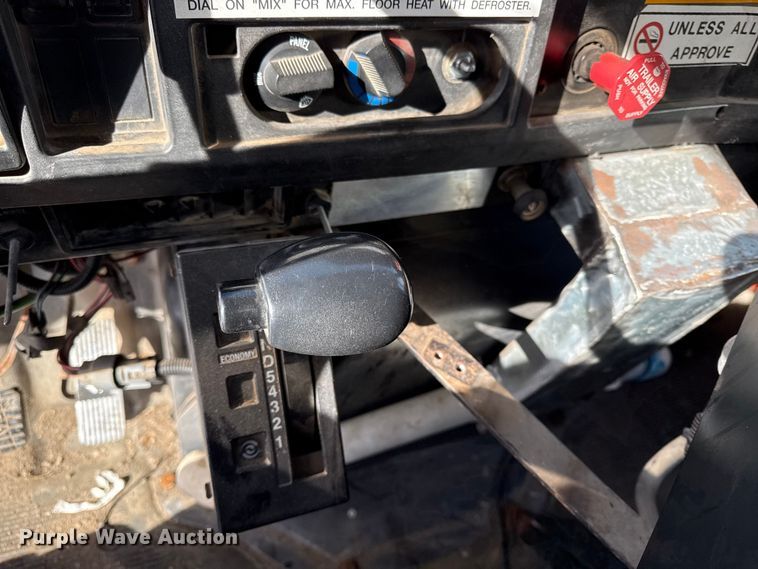 image for item DZ4284 1999 International 4900 dump truck