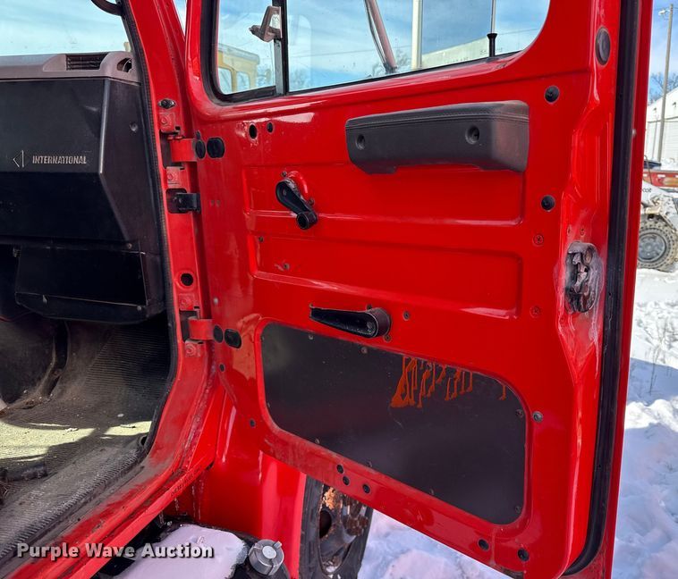 image for item DZ4284 1999 International 4900 dump truck