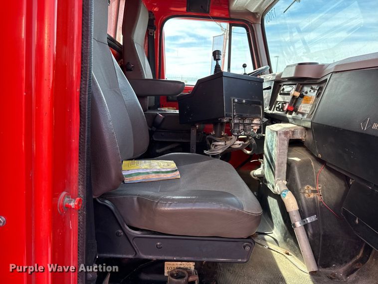 image for item DZ4284 1999 International 4900 dump truck