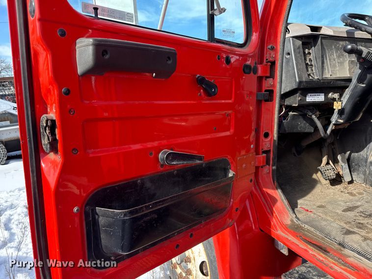 image for item DZ4285 1999 International 4900 dump truck