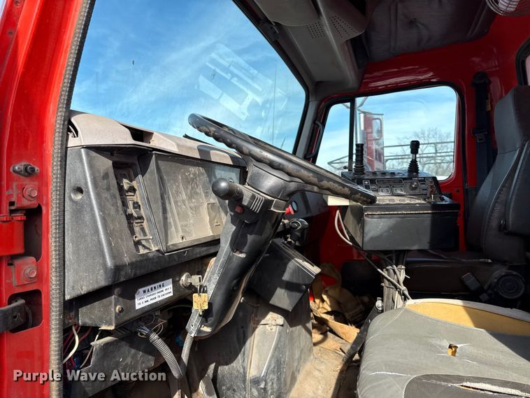 image for item DZ4285 1999 International 4900 dump truck