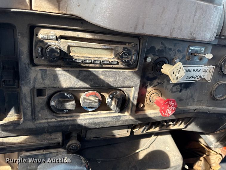 image for item DZ4285 1999 International 4900 dump truck