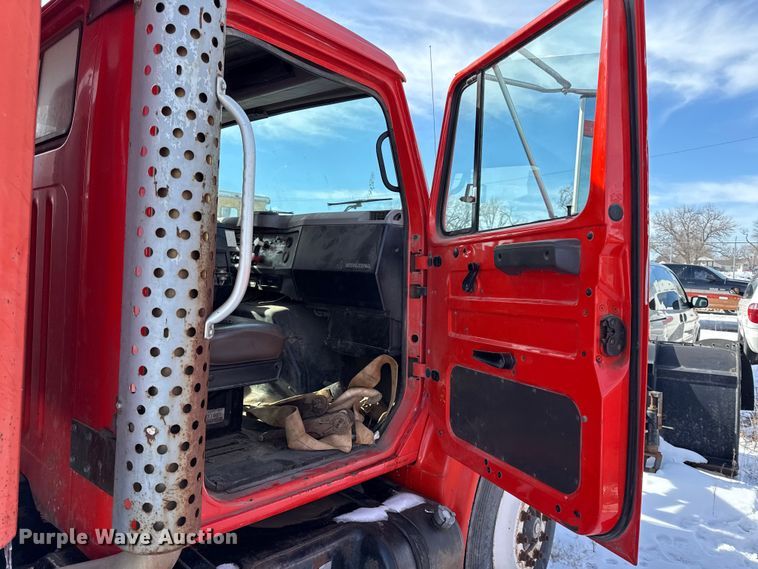 image for item DZ4285 1999 International 4900 dump truck