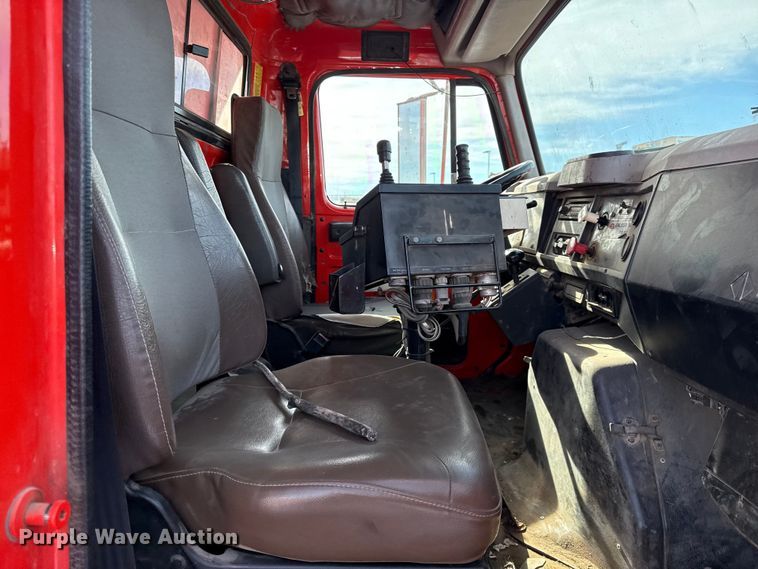 image for item DZ4285 1999 International 4900 dump truck