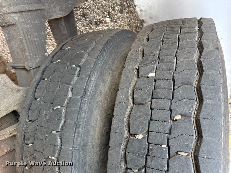 image for item DZ4285 1999 International 4900 dump truck