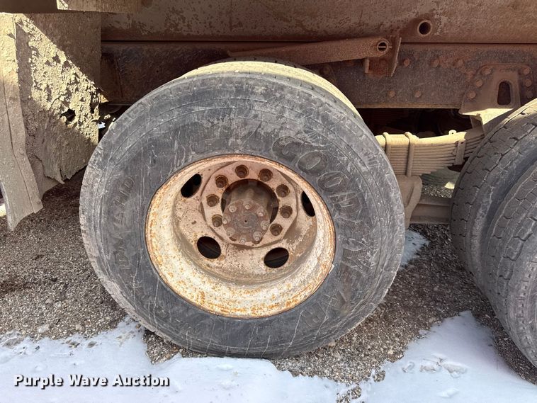 image for item DZ4285 1999 International 4900 dump truck