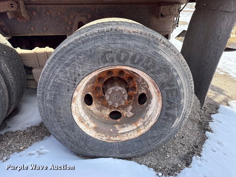 image for item DZ4285 1999 International 4900 dump truck