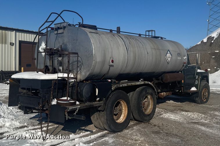 image for item EA2287 1977 International F1800 oil distributor truck