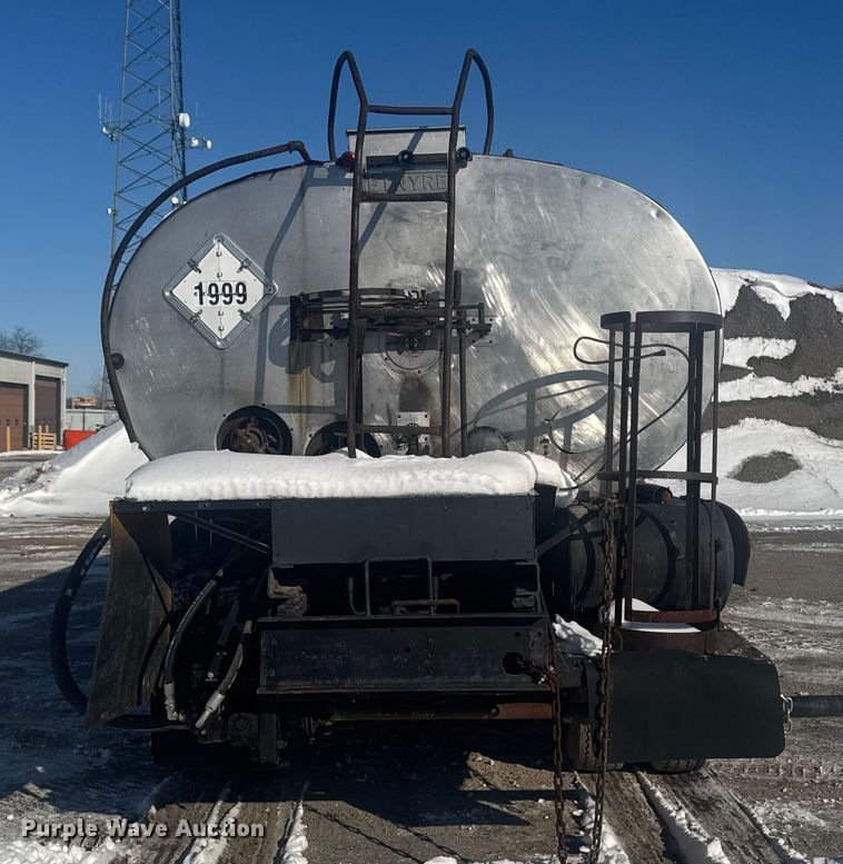 image for item EA2287 1977 International F1800 oil distributor truck