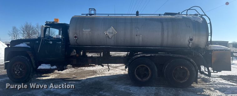 image for item EA2287 1977 International F1800 oil distributor truck