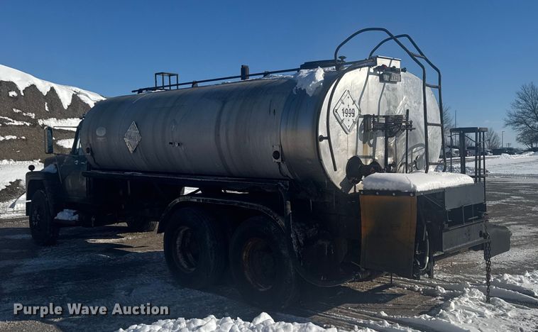 image for item EA2287 1977 International F1800 oil distributor truck