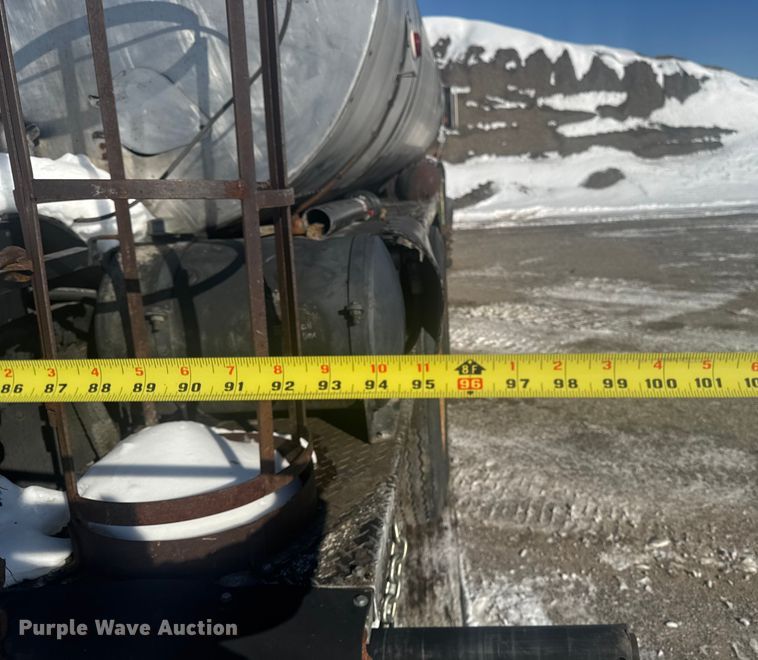 image for item EA2287 1977 International F1800 oil distributor truck