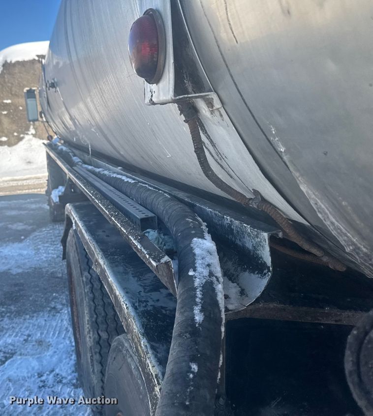 image for item EA2287 1977 International F1800 oil distributor truck