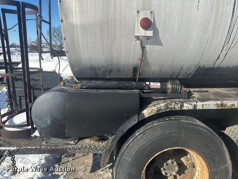 image for item EA2287 1977 International F1800 oil distributor truck