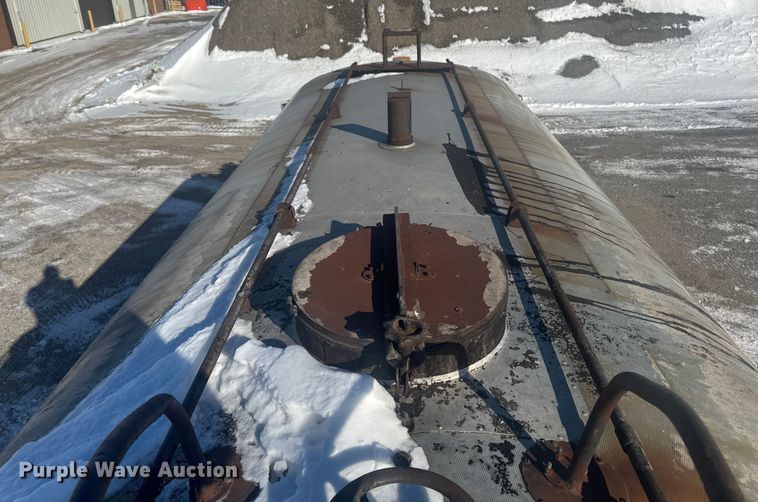 image for item EA2287 1977 International F1800 oil distributor truck