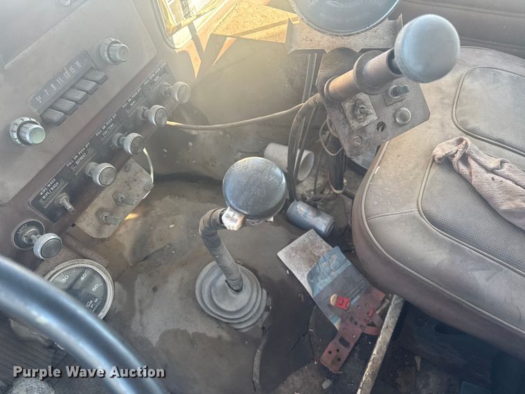 image for item EA2287 1977 International F1800 oil distributor truck