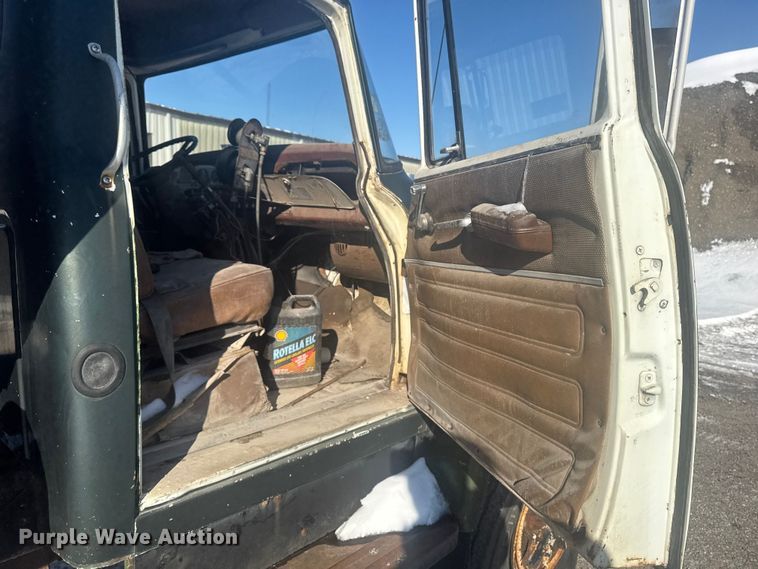 image for item EA2287 1977 International F1800 oil distributor truck