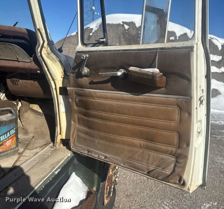 image for item EA2287 1977 International F1800 oil distributor truck