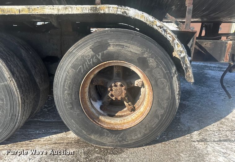 image for item EA2287 1977 International F1800 oil distributor truck