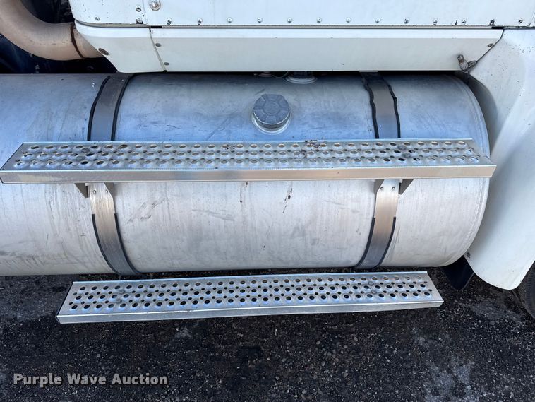 image for item EP2860 2007 International 9400i semi truck