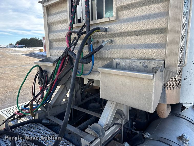 image for item EP2860 2007 International 9400i semi truck