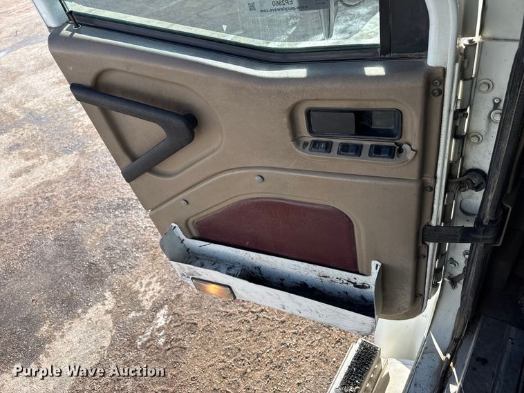 image for item EP2860 2007 International 9400i semi truck