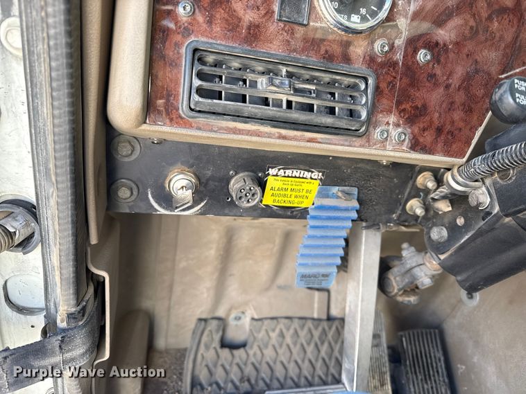 image for item EP2860 2007 International 9400i semi truck