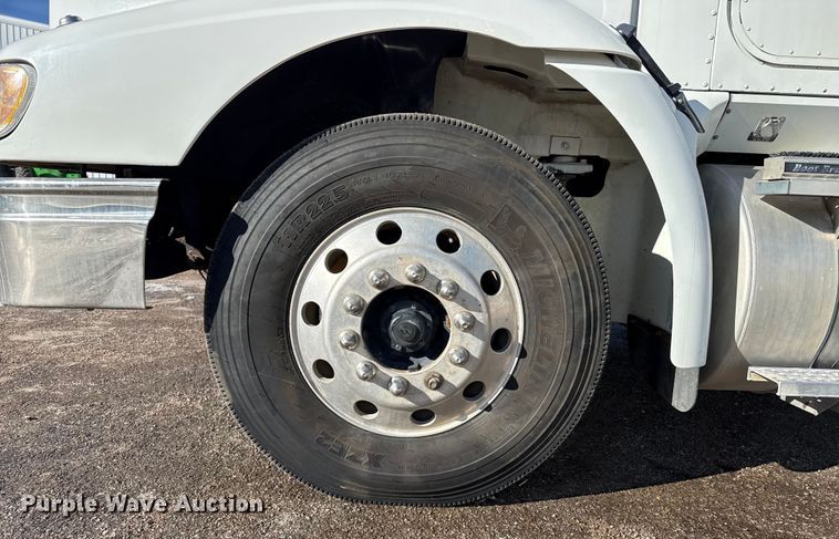 image for item EP2860 2007 International 9400i semi truck