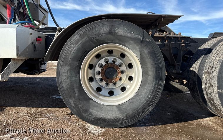 image for item EP2860 2007 International 9400i semi truck