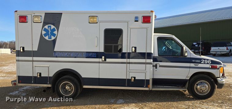 image for item ES2827 2003 Ford E450 Super Duty ambulance