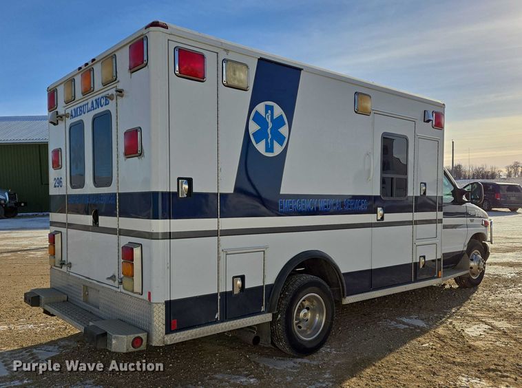 image for item ES2827 2003 Ford E450 Super Duty ambulance