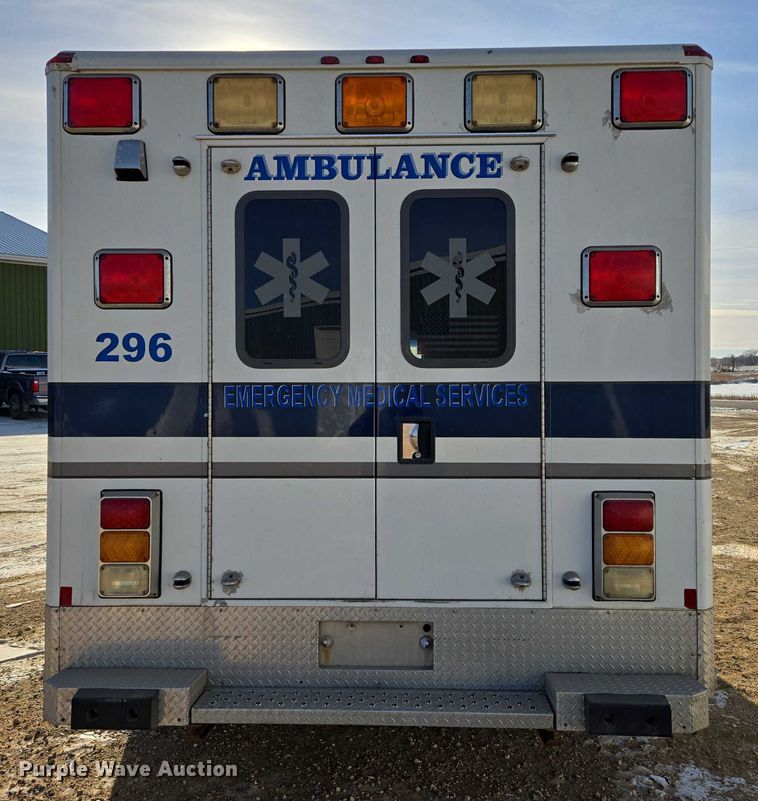 image for item ES2827 2003 Ford E450 Super Duty ambulance